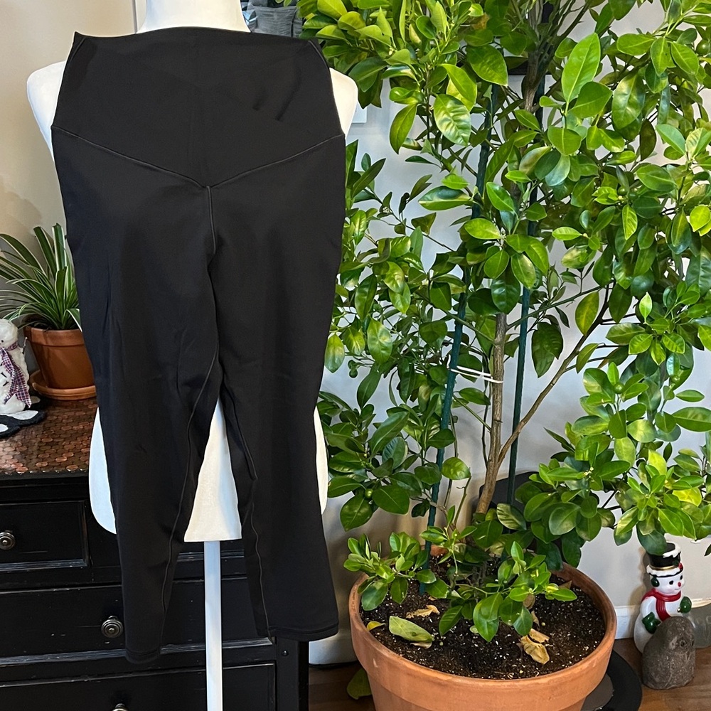 Aerie Black High-Waisted 3/4 Cropped Criss Cross Leggings - Picture 4 of 5
